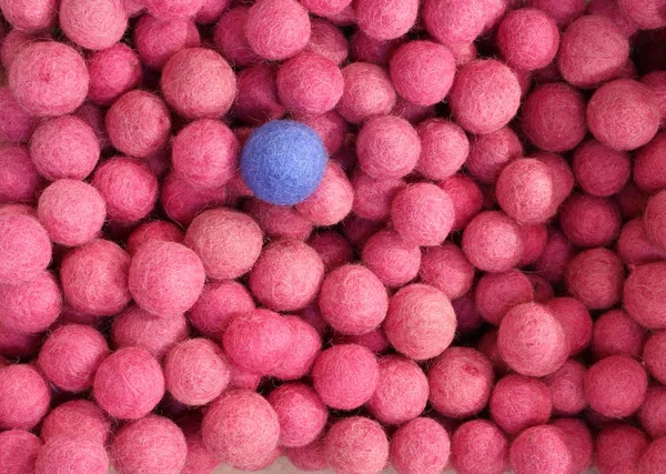 Roze ballen en enkel een blauwe bal. Kan worden gebruikt met diversiteit of d — Stockfoto