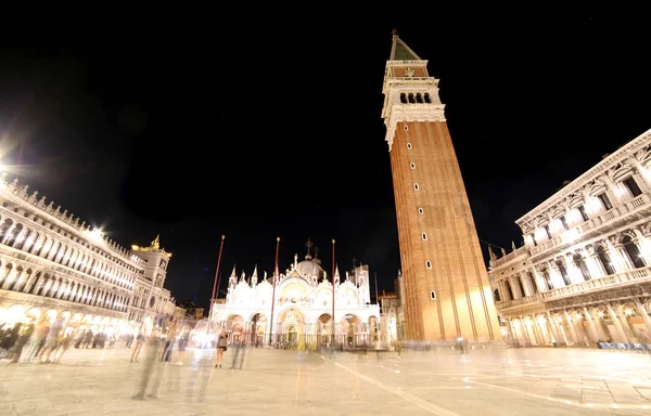 Benátky Itálie Bazilika svatého Marka a zvonice v noci — Stock fotografie