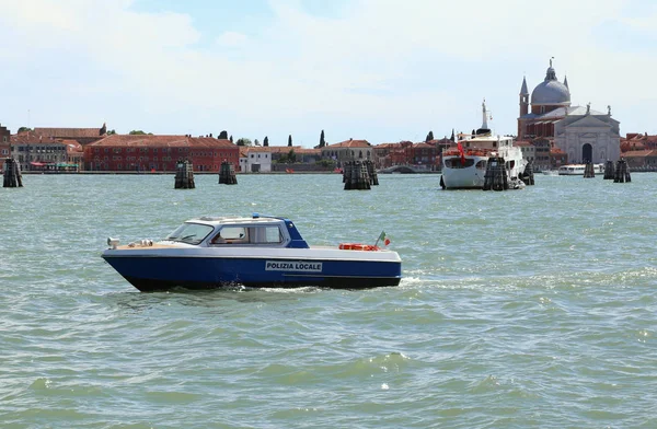 Barca bianca della polizia locale di Venezia — Foto Stock