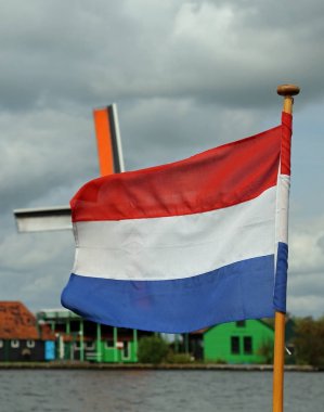 Hollanda bayrağı ve yel değirmeni
