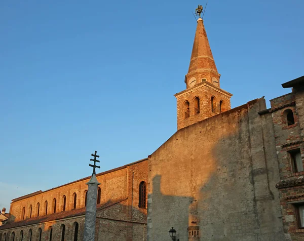 Antica chiesa e campanile di Santa Eufemia in calle città — Foto Stock