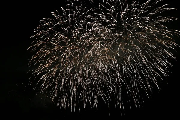Künstliches Feuerwerk bei Nacht mit schwarzem Himmel — Stockfoto