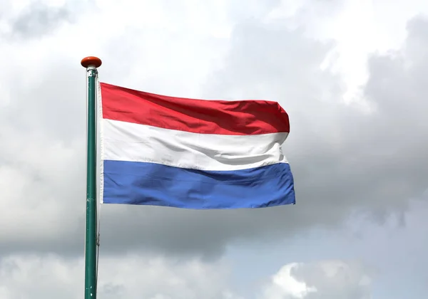荷兰国旗挥舞着蓝天 — 图库照片