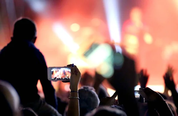 Fans die neem foto's en video's met smartphones opnemen tijdens t — Stockfoto