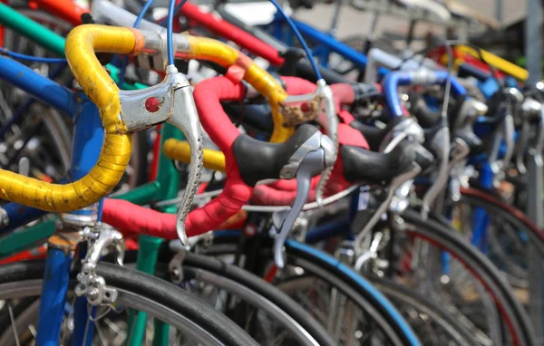 Muchas bicicletas vintage para la venta en el mercado de cosas usadas en euros —  Fotos de Stock