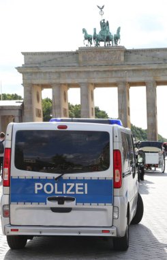 Polis arabası, Brandenburg kapının yanında Berlin Almanya