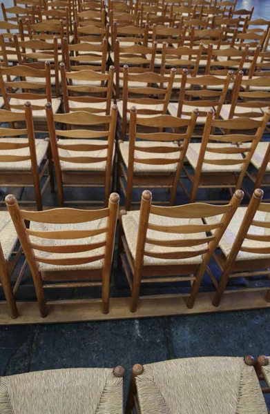 Drewniane krzesła w miejscu publicznym przed zdarzeniem — Zdjęcie stockowe