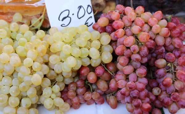 Red and white grapes for sale — Stock Photo, Image
