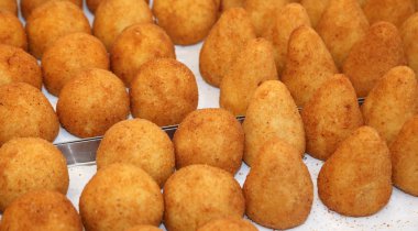 doldurulmuş pirinç doldurulmuş sebze veya et ile yastıklı