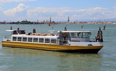 Sarı tekne üzerinde turist taşıma sırasında hızlı gider 