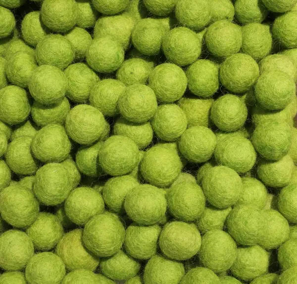 Achtergrond van groene ballen van wol — Stockfoto