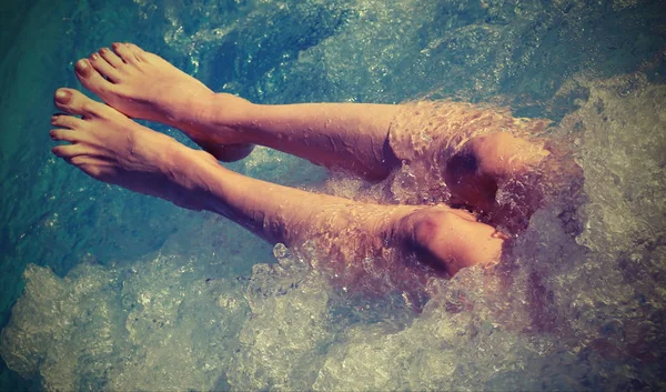 Γυμνά πόδια μιας νεαρής γυναίκας κατά τη διάρκεια μασάζ στην πισίνα — Φωτογραφία Αρχείου