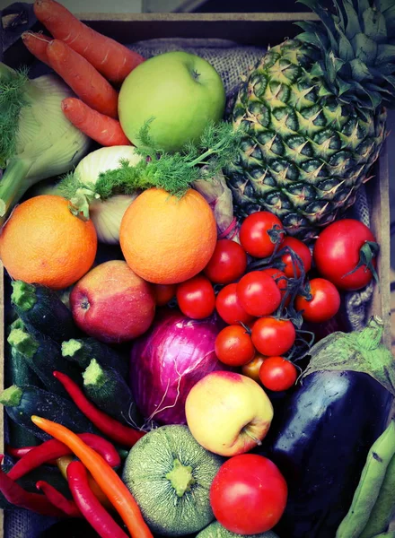 Keranjang dengan buah-buahan dan sayuran segar — Stok Foto