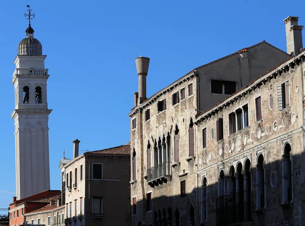 Klocktornet i den grekiska kyrkan i Venedig — Stockfoto