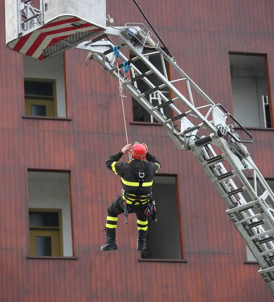 Valiente rescatador con casco rojo cae de la plataforma — Foto de Stock