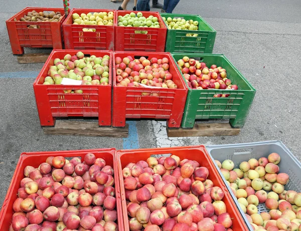 Cajas de fruta con las manzanas maduras en el mercado —  Fotos de Stock
