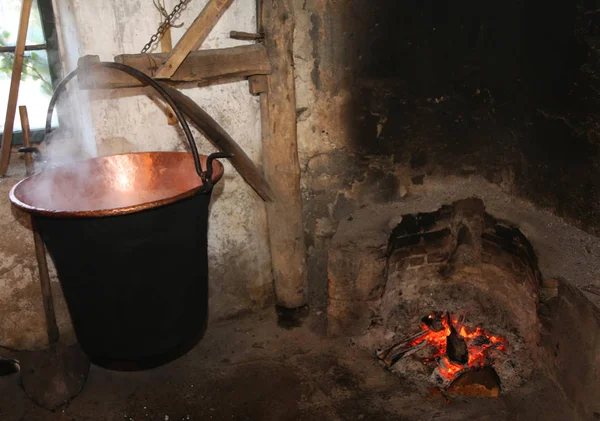 Caldero para calentar el suero de leche para la producción de queso en una lechería dentro de th — Foto de Stock