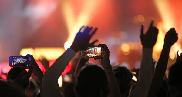 Fans fotograferen met moderne smartphones tijdens het live concert — Stockfoto