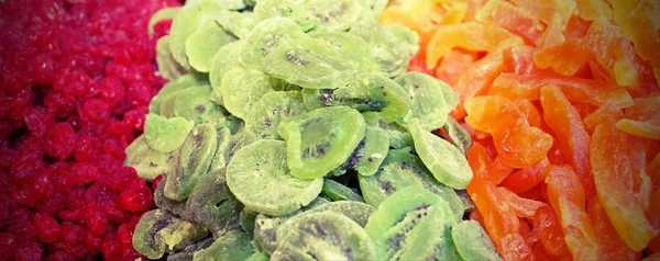 Frutas secas con cerezas kiwi albaricoques con efecto lomo —  Fotos de Stock