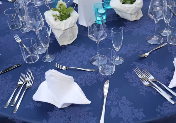 Elegant table set with white table napkin — Stock Photo, Image
