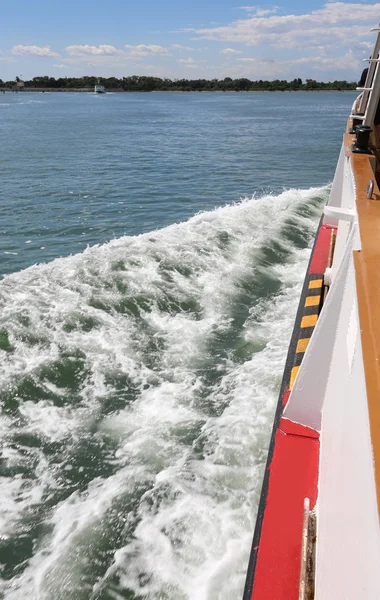 Ferry Boat também chamado Vaporetto em língua italiana durante o — Fotografia de Stock