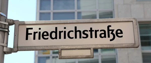 Indicação da rua principal de Berlim no sinal de estrada — Fotografia de Stock