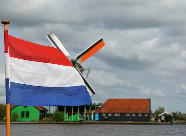 Огромные голландские флаги и ветряная мельница — стоковое фото