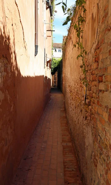 Estrecha calle veneciana llamada Calle en lengua italiana — Foto de Stock