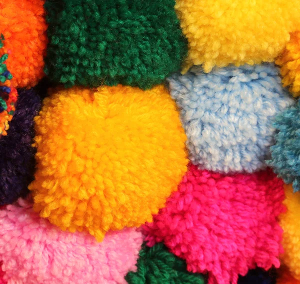 Pompons muito macio e colorido lã — Fotografia de Stock