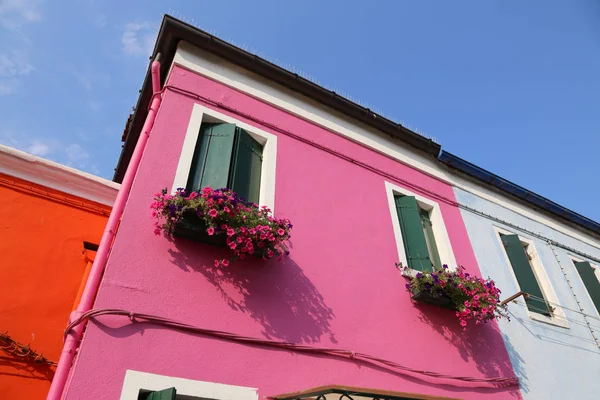 Casă roz cu balcon cu flori în orașul Burano — Fotografie, imagine de stoc