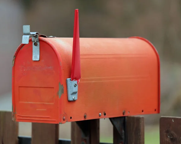 Rode brievenbus met de verhoogde staaf aan het signaal van de aanwezigheid van mail — Stockfoto