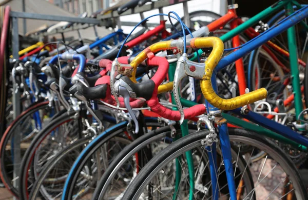 Bicicletas de corrida para venda no mercado de coisas usadas na Europa — Fotografia de Stock