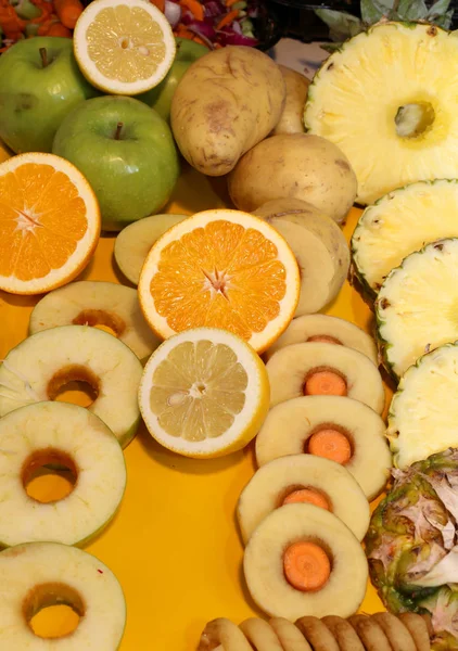Нарезанные фрукты для продажи на рынке с лимонным и апельсиновым ананасами — стоковое фото
