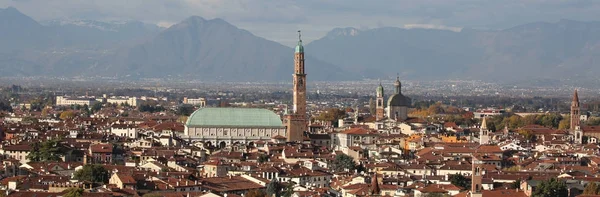 Pohled Vicenza město v Itálii a slavná památka nazývá Bas — Stock fotografie