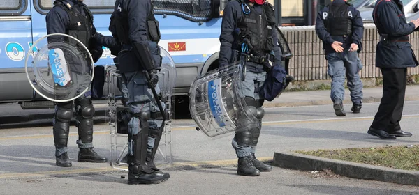 Виченца, Италия - 28 января 2017 года: вооруженный наряд итальянской полиции во время транспортировки футбольных фанатов — стоковое фото
