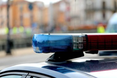 Polis arabaları devriye sırasında sirenler