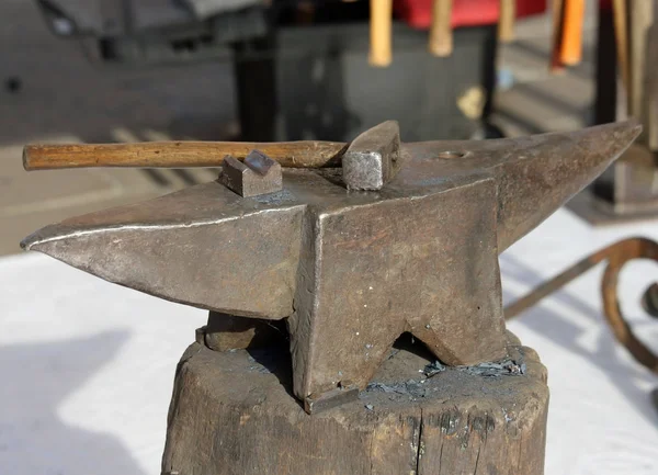 Наковальня и молоток в мастерской — стоковое фото