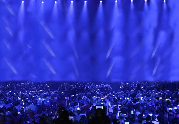 Сині вогні сцени перформансу на концерті — стокове фото