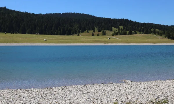 Красивий альпійський ставок з кришталево чистою водою і горами — стокове фото