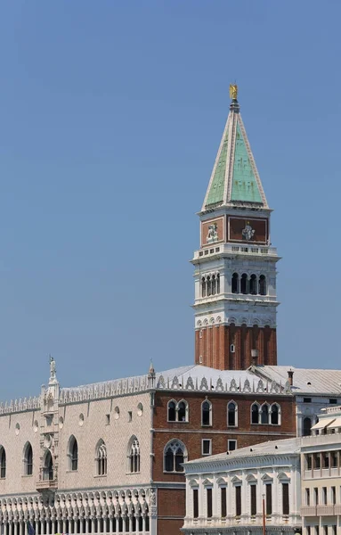 圣马克钟楼和总督古宫殿叫帕拉 — 图库照片