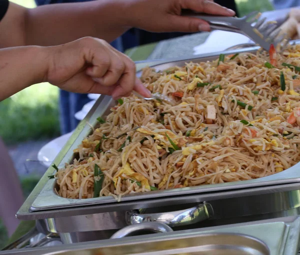 Cook prepares noodles trays with vegetable and egg and shrimp in — Stock Photo, Image