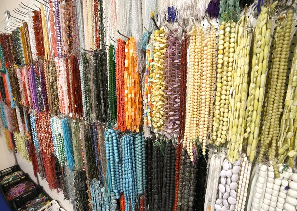 Collares de colores colgados y en las cestas — Foto de Stock