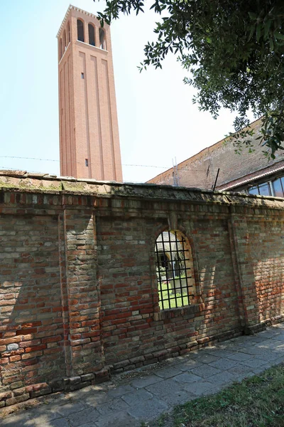 Kyrkan av Saint Elena i Venedig Italien och en forntida tegel-mur — Stockfoto