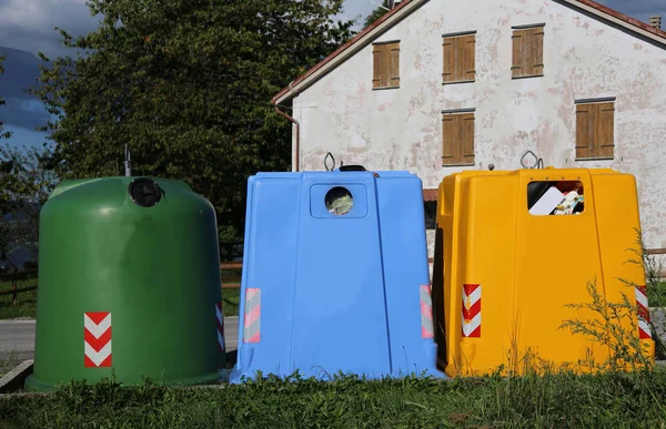 Τρεις συλλέκτες μεγάλο κάδο απορριμμάτων — Φωτογραφία Αρχείου