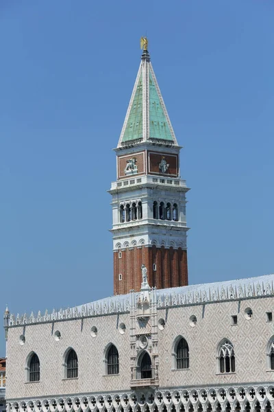 Venedik İtalya Saint Mark yüksek çan kulesi ve antik palac — Stok fotoğraf