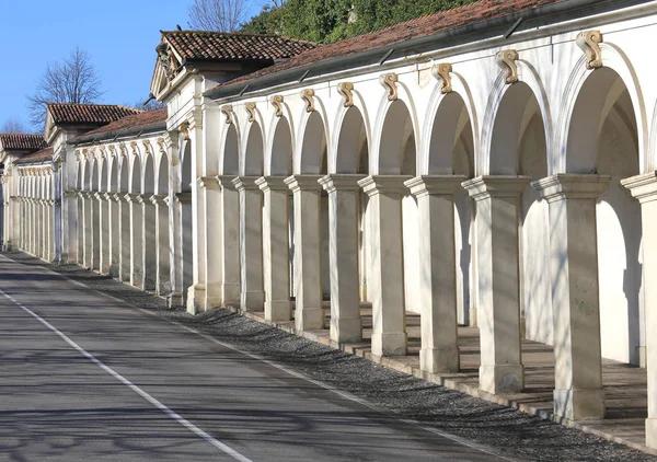 Loopbrug voor pelgrims te bereiken van het Italiaanse heiligdom van onze lieve vrouw — Stockfoto