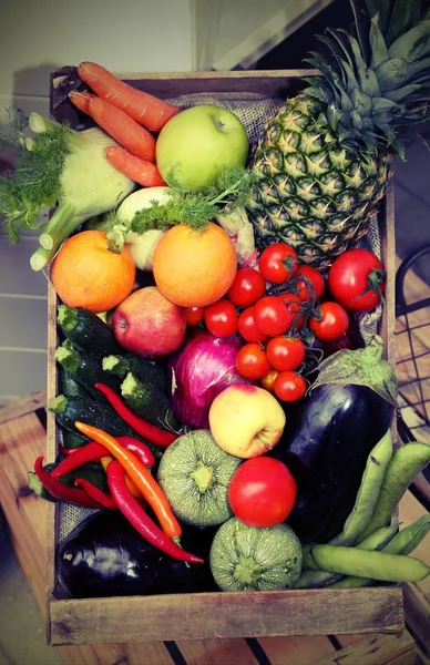 Frutas e legumes frescos com efeito vintage — Fotografia de Stock