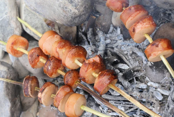 Varmkorv kokt under sommarläger — Stockfoto