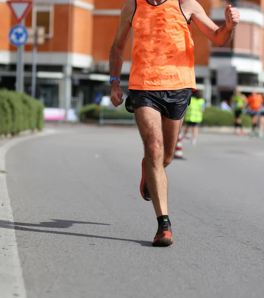 Ноги бегуна, когда он бежит на марафонской гонке — стоковое фото