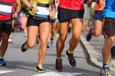 spor ayakkabıları ile birçok koşucu